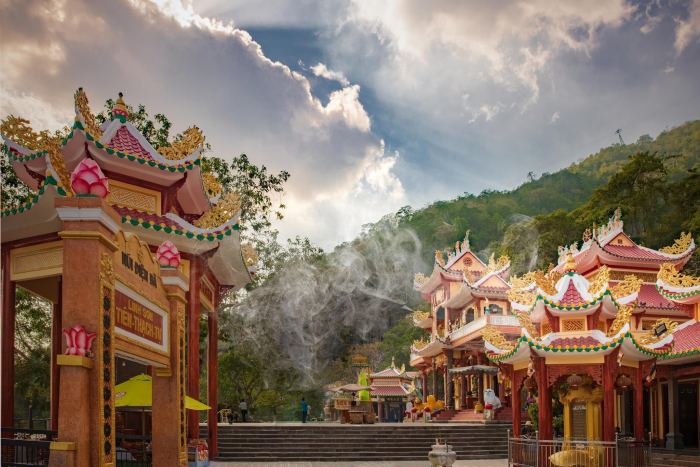 giá vé cáp treo núi Bà Đen dịp Tết quần thể chùa 