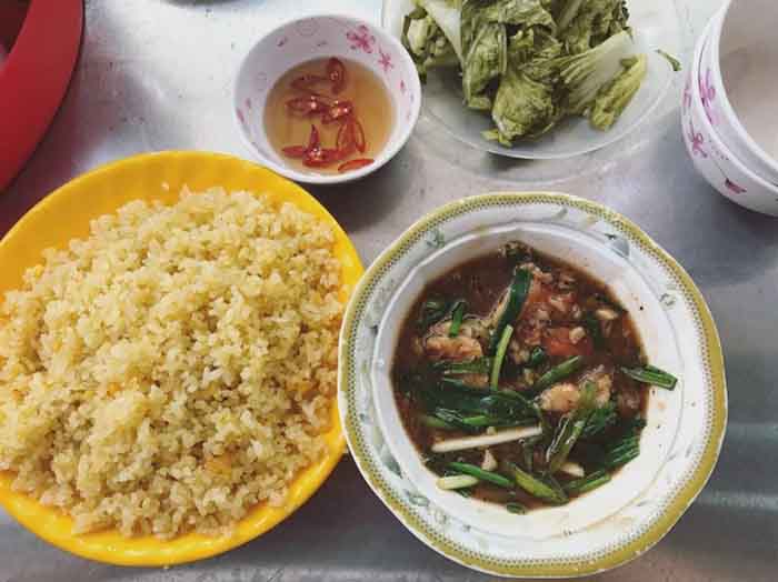 Khám phá phố ẩm thực Ngõ Cấm Chỉ - Cơm rang ngõ Cấm Chỉ 