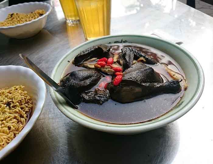 Khám phá phố ẩm thực Ngõ Cấm Chỉ - Gà tần ngõ Cấm Chỉ