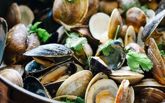 Khám phá phố ẩm thực Ngõ Cấm Chỉ - Hải sản ở đây đa dạng