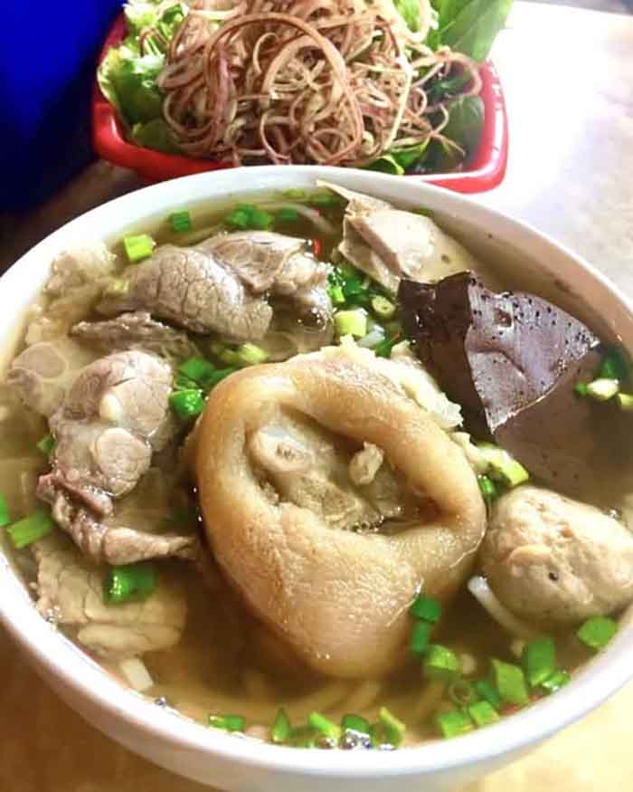 Khám phá phố ẩm thực Ngõ Cấm Chỉ - Món bún bỏ huyền thoại 