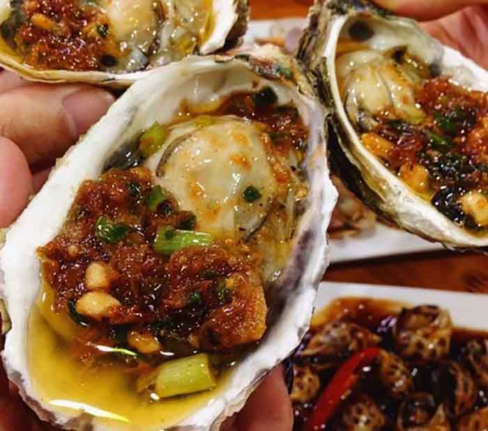 Khám phá phố ẩm thực Ngõ Cấm Chỉ - Nhiều loại hải sản 