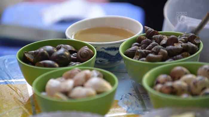 Khám phá phố ẩm thực Ngõ Cấm Chỉ - Phố Tống Duy Tân kết hợp