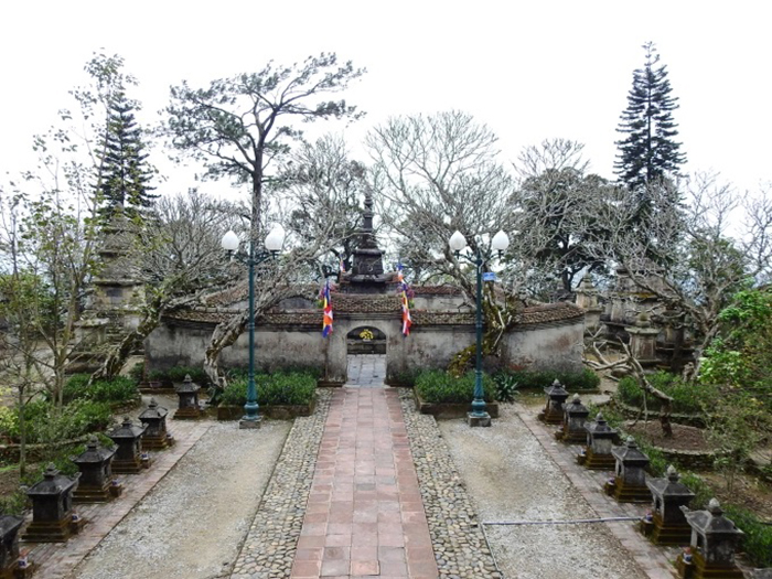 Viếng quần thể chùa Yên Tử Quảng Ninh - Tháp Huệ Quang