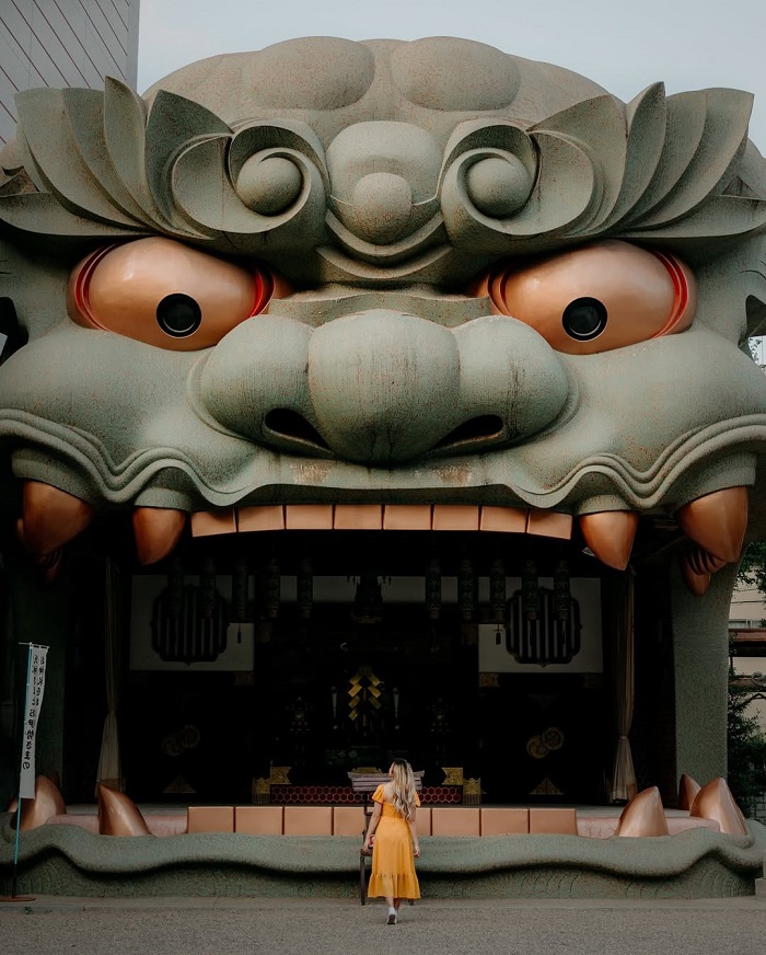 Namba Yasaka Shrine là địa điểm không thể bỏ lỡ khi đến ngôi đền Hozenji