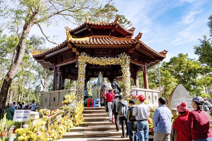 Hành hương về tượng Đức Mẹ Măng Đen