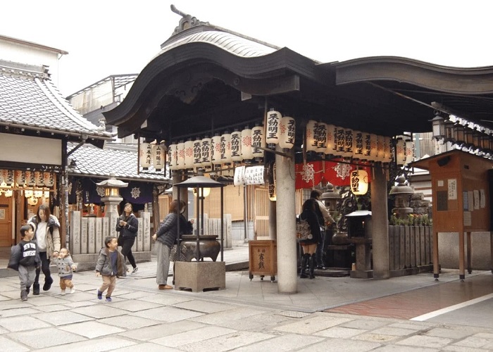 Khám phá ngôi đền Hozenji Nhật Bản