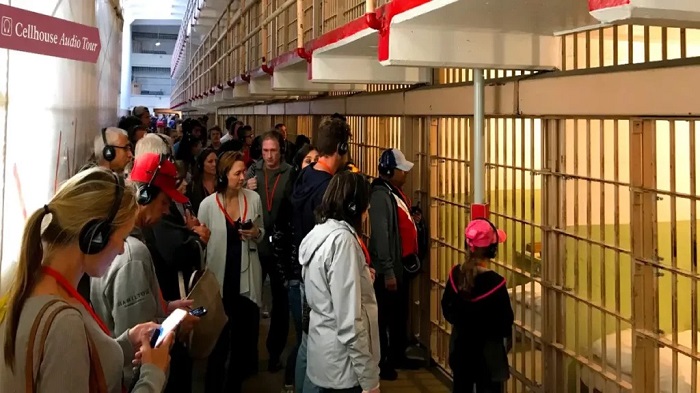 Trải nghiệm chuyến tham quan bằng âm thanh là trải nghiệm không thể bỏ qua khi đến đảo Alcatraz Mỹ 