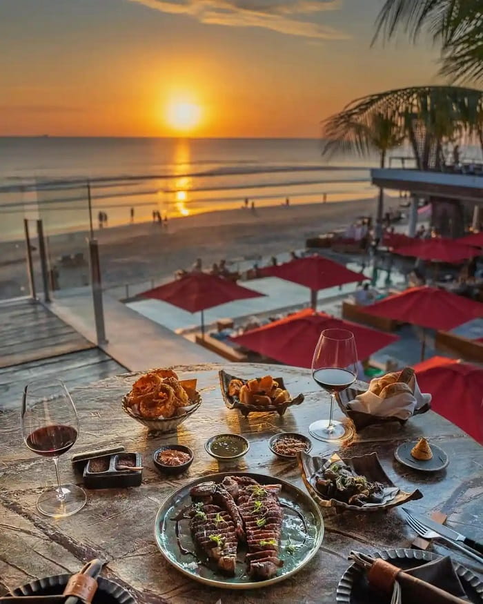 Thưởng thức món ăn địa phương là hoạt động thú vị tại bãi biển Seminyak Bali