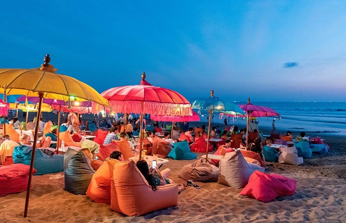 Đến La Plancha check in ghế lười là hoạt động thú vị tại bãi biển Seminyak Bali