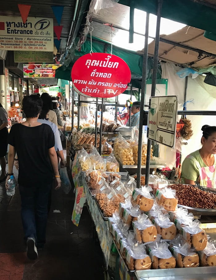 Chợ Banglumphu là điểm tham quan gần phố Khao San Thái Lan