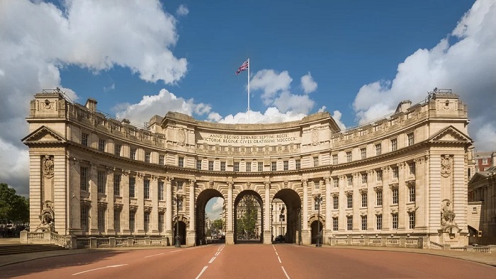 Cổng vòm Hải quân là địa điểm tham quan nổi bật ở quảng trường Trafalgar Anh