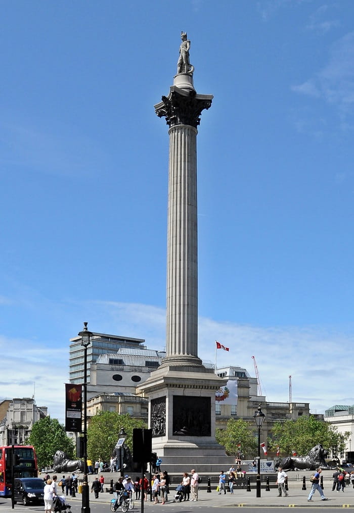 Cột Nelson là địa điểm tham quan nổi bật ở quảng trường Trafalgar Anh