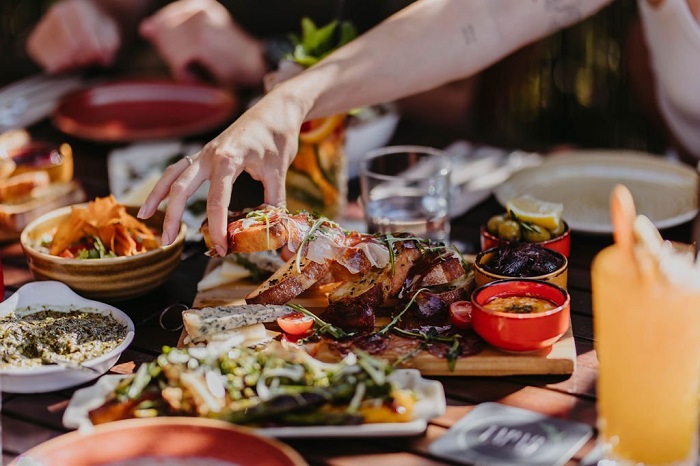 Thưởng thức ẩm thực là hoạt động thú vị khi đến phố cổ Ibiza