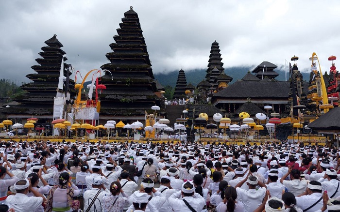 Lễ hội tại đền mẹ Pura Besakih Indonesia