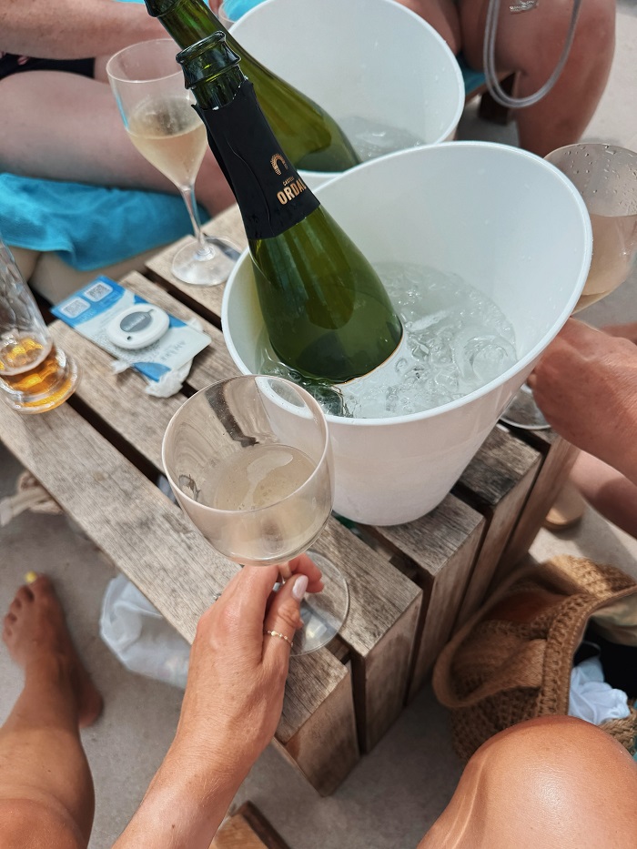 Nhâm nhi một ly rượu Cava là hoạt động thú vị khi đến phố cổ Ibiza