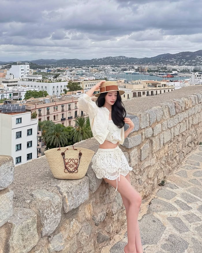 Khám phá những bức tường thành lịch sử là hoạt động thú vị khi đến phố cổ Ibiza