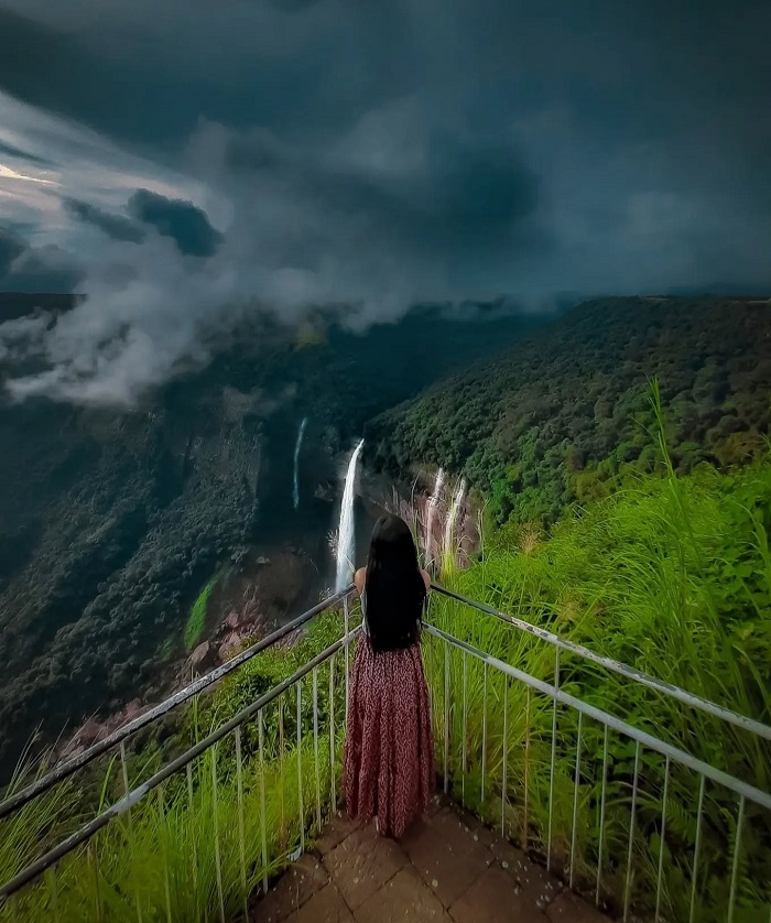 Chụp ảnh là hoạt động nên làm tại thác Nohkalikai 