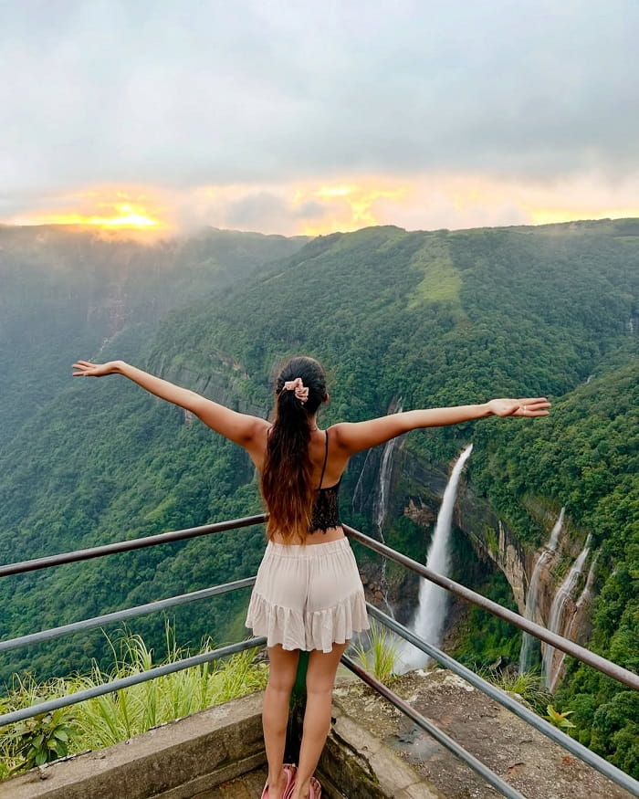 Tham quan ngắm cảnh là hoạt động nên làm tại thác Nohkalikai 