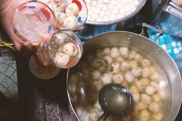 Độc đáo món chè bột lọc heo quay đặc sản xứ Huế