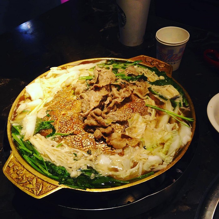 Thưởng thức ẩm thực tại các nhà hàng là hoạt động thú vị ở công viên giải trí Miramar