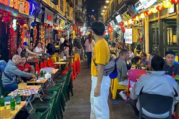 'Lạc' vào phố Tạ Hiện - Phố Tây Hà Nội khiến ai cũng mê chữ ê kéo dài