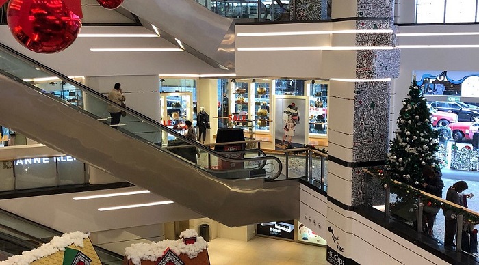 Khám phá các cửa hàng và trung tâm mua sắm là hoạt động thú vị ở công viên giải trí Miramar