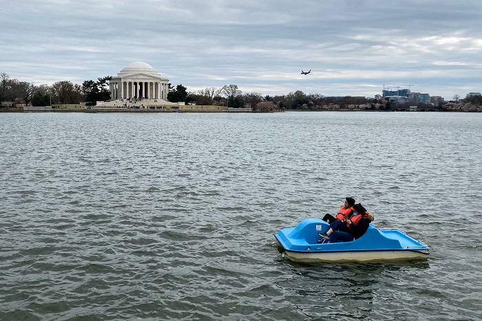 Trải nghiệm chèo thuyền trên hồ là hoạt động phố biến ở hồ Tidal Basin Mỹ 