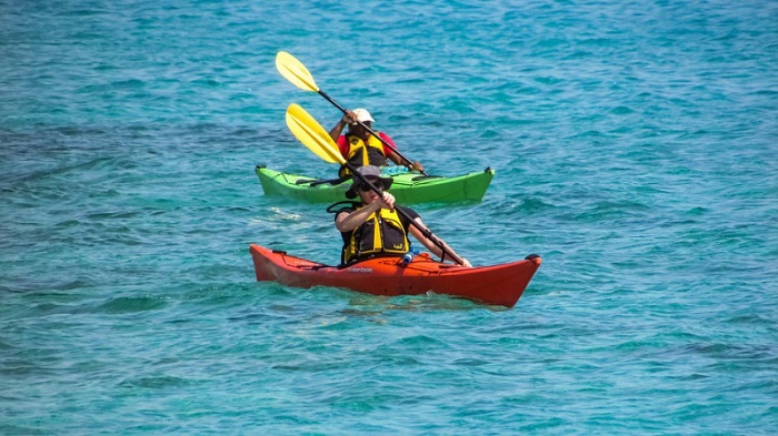 Chèo thuyền kayak là hoạt động nên làm ở bãi biển Karon Phuket