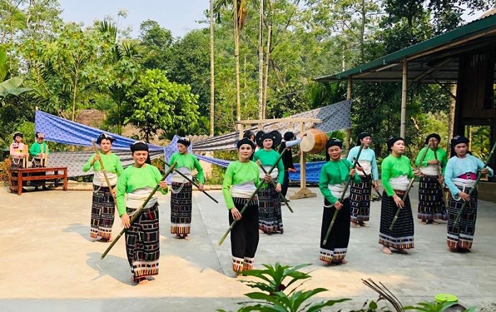 Tham gia lễ hội khi đến bản Mạ Thanh Hóa
