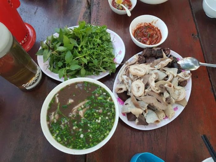 Các quán ăn sáng ngon ở Vĩnh Yên - cháo lòng tiết canh Gốc Đa