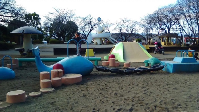 Cho trẻ vui chơi tại khu vận động ngoài trời là hoạt động không thể bỏ qua ở công viên Arakogawa