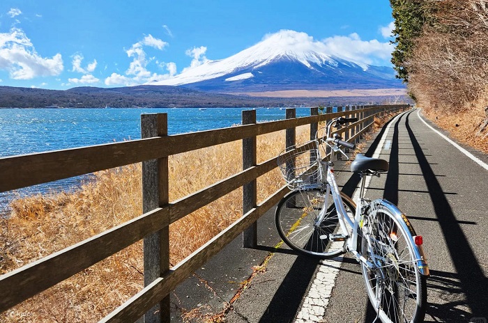 Đi xe đạp thư giãn dọc theo hồ là hoạt động hàng đầu xung quanh hồ Yamanaka
