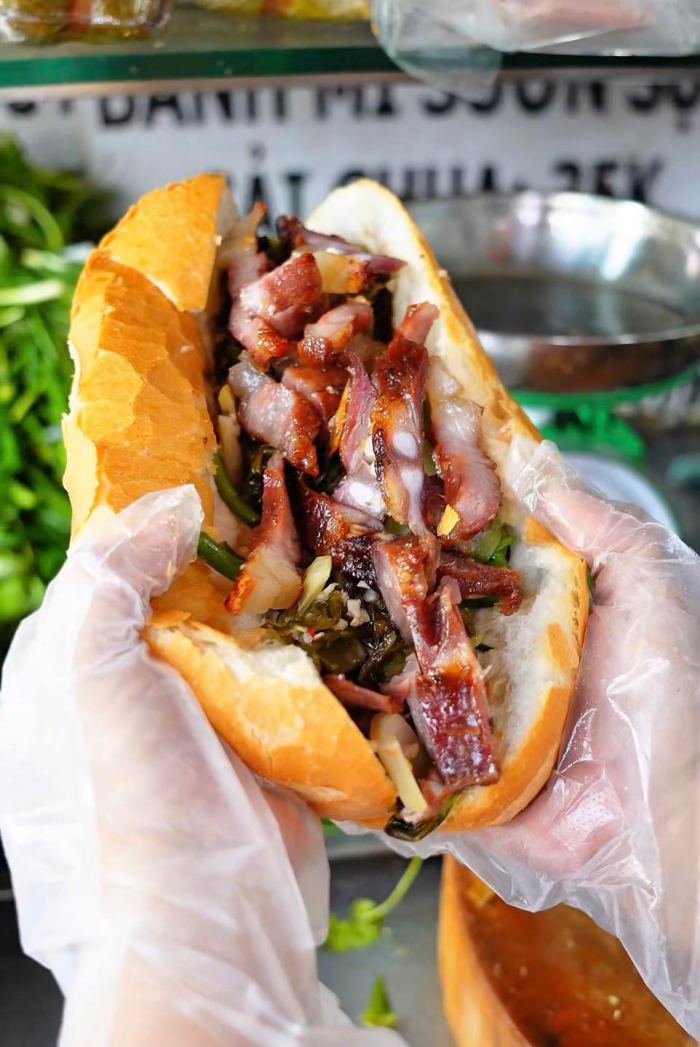 tiệm bánh mì lâu đời ở Sài Gòn Cẩm Hường 