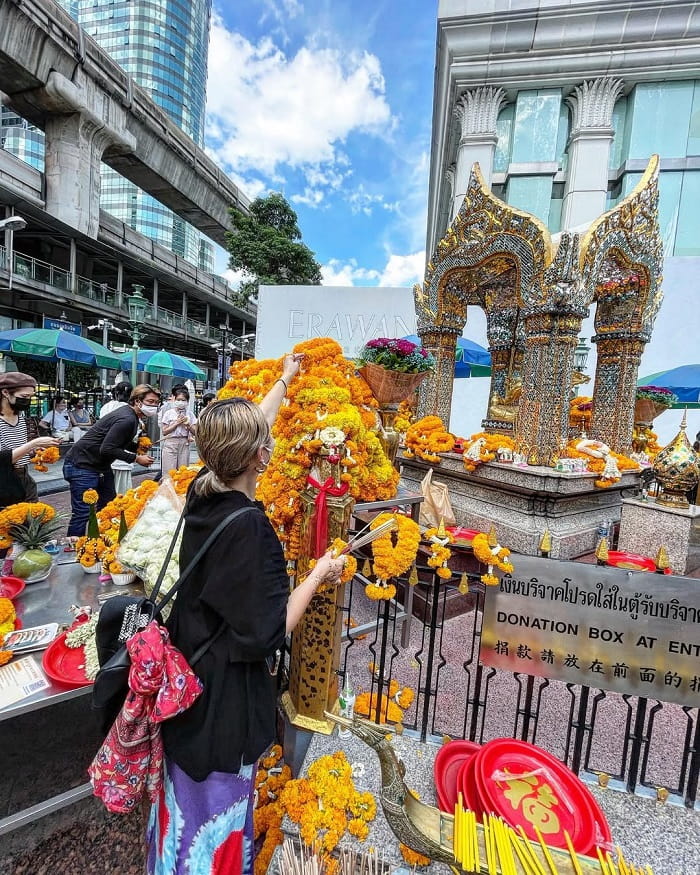 Cầu may tại đền Erawan Bangkok Thái Lan