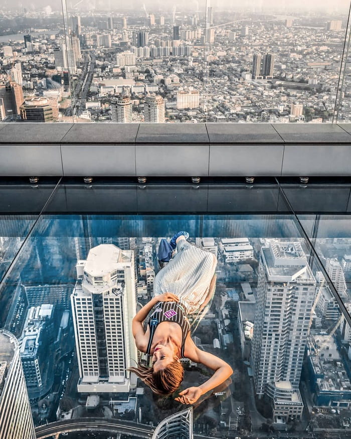 Ngắm cảnh ở đài quan sát Mahanakhon SkyWalk Bangkok