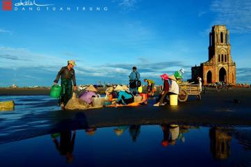 Xôn xao cuộc sống ngư dân bên nhà thờ đổ Hải Lý Nam Định