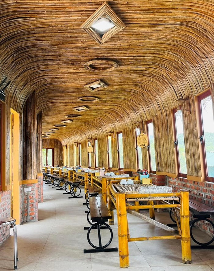 Thưởng thức ẩm thực địa phương là hoạt động vui chơi tại khu du lịch Đá Bạc Eco