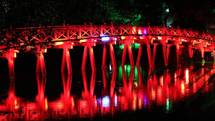 cầu Thê Húc Hà Nội - ban đêm