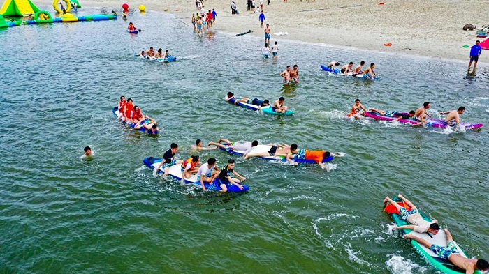 Chèo thuyền ở khu du lịch Đồi Rồng Hải Phòng