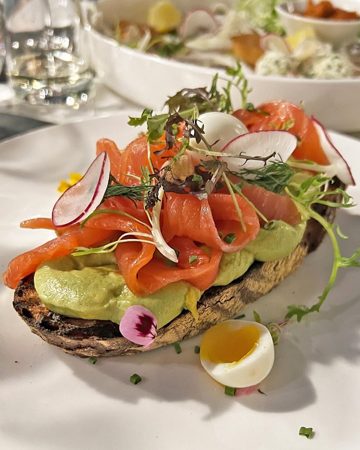 Thưởng thức ẩm thực đặc sắc là hoạt động không thể bỏ lỡ khi đến chợ Byward Canada