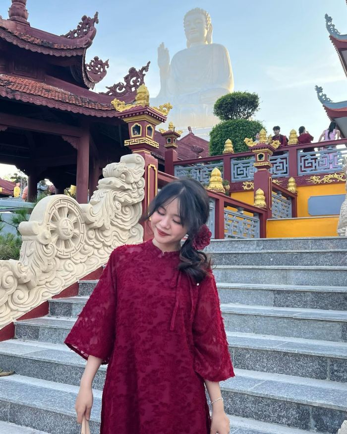 Chùa Huệ Chiếu Kon Tum ở trung tâm 