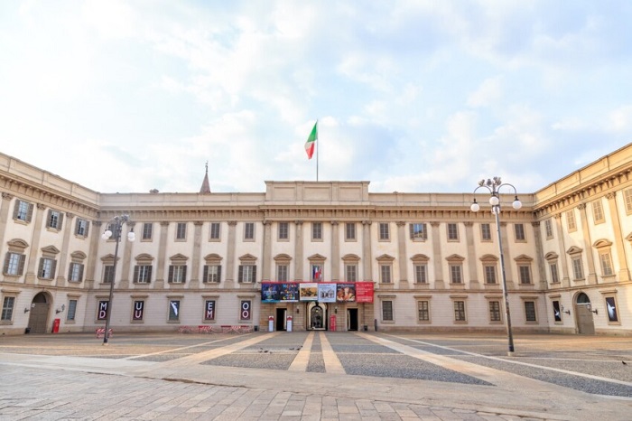 Cung điện Hoàng gia là địa điểm xung quanh quảng trường Piazza Duomo