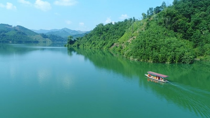 Hồ Bảo Linh Thái Nguyên toát lên vẻ đẹp nên thơ