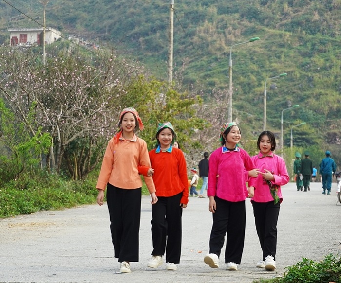 Khám phá Sơn Vĩ Hà Giang ngắm nụ cười của các bạn nhỏ vùng cao