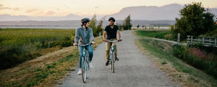 đạp xe dọc theo đê là việc cần làm ở làng chài cổ Steveston