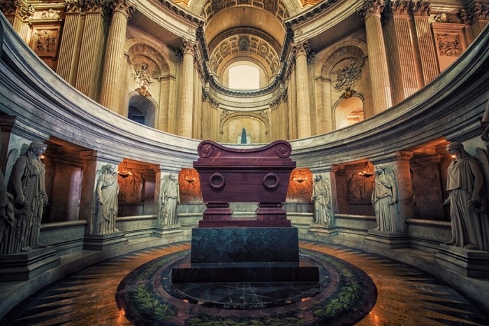 Lặng mộ Hoàng đế Napoléon Bonaparte ở điện Invalides Pháp
