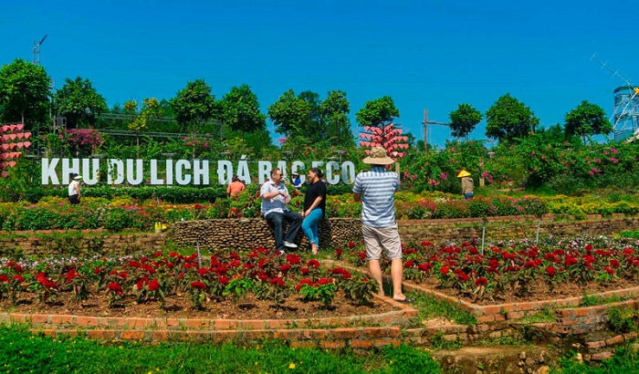 Đi dạo quảng trường là hoạt động vui chơi tại khu du lịch Đá Bạc Eco