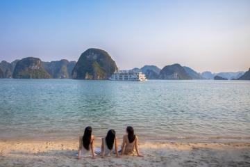 Ngẩn ngơ trước vẻ đẹp hoang sơ trong trẻo của bãi Titop Hạ Long