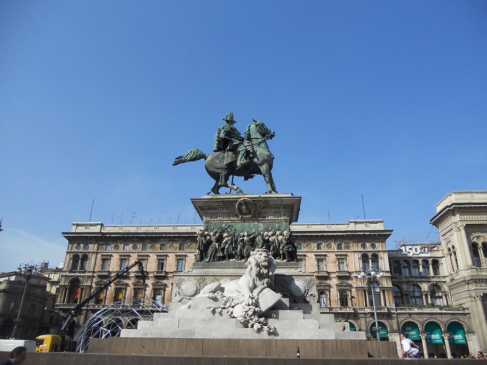 Tượng đài tưởng niệm vua Victor Emmanuel II là địa điểm xung quanh quảng trường Piazza Duomo